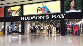 835907 Gezicht op de ingang van het warenhuis Hudson's Bay aan de Zuidpassage in Winkelcentrum Hoog Catharijne te Utrecht